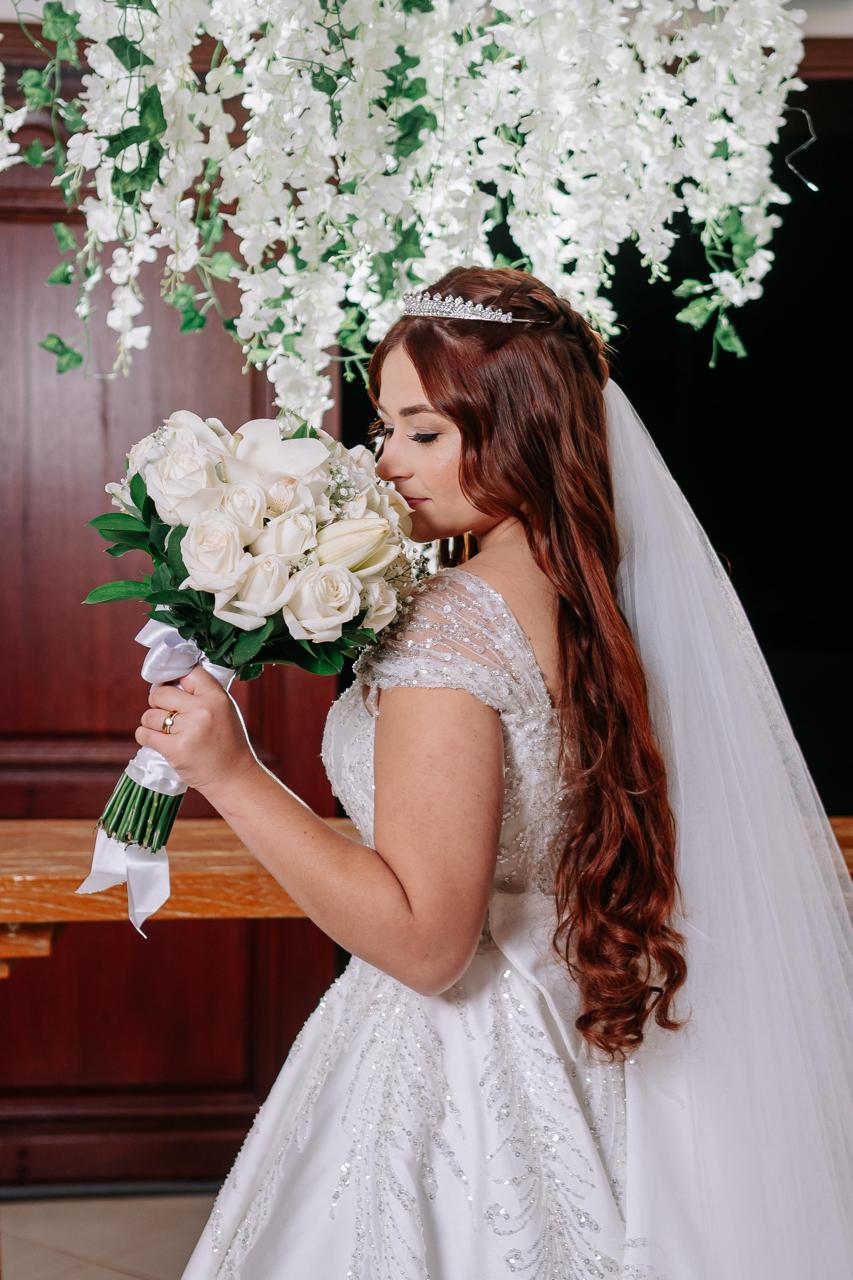 Noiva com buquê branco